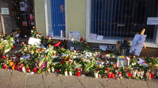 Goodbye David Bowie. Viele Blumen liegen vor seiner Wohnung in Berlin