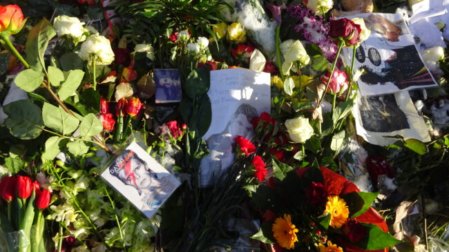 Goodbye David Bowie. Viele Blumen werden vor seiner Wohnung in Berlin abgelegt.