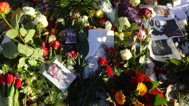 Goodbye David Bowie. Viele Blumen werden vor seiner Wohnung in Berlin abgelegt.