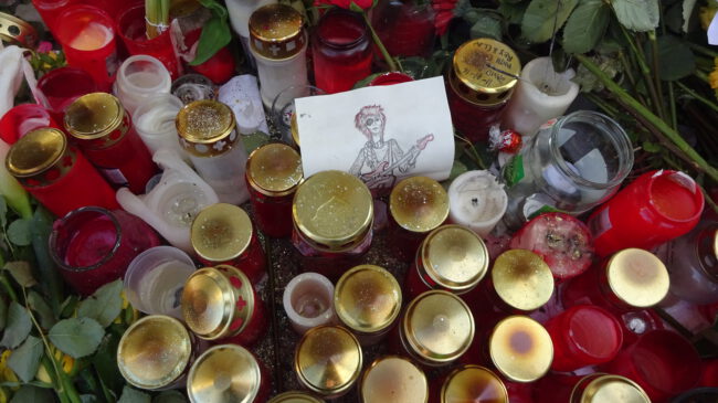 Goodbye David Bowie. Viele Grablichter werden vor seiner Wohnung in Berlin abgelegt.