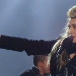 Madonna zeigt nach rechts. Sie war im Rahmen ihrer MDNA Tour in der O2 Arena in Berlin.