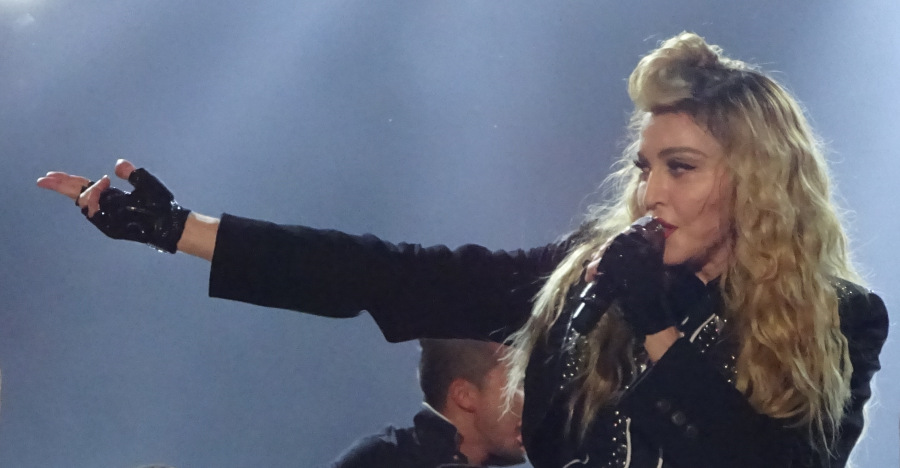 Madonna zeigt nach rechts. Sie war im Rahmen ihrer MDNA Tour in der O2 Arena in Berlin.