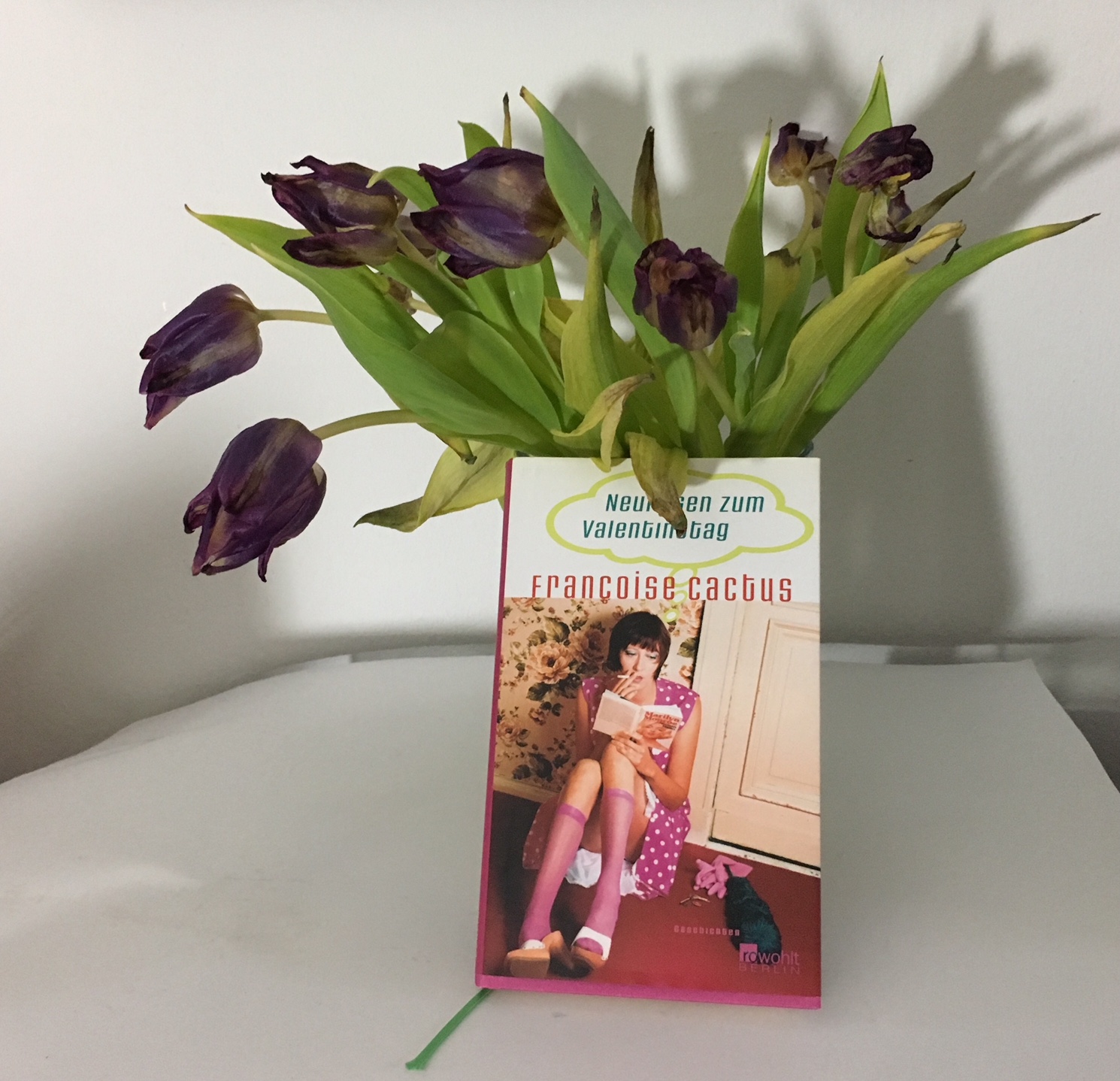 Francoise Cactuse Buch Neurosen zum Valentinstag vor einem verwelkten Strauß Tulpen.