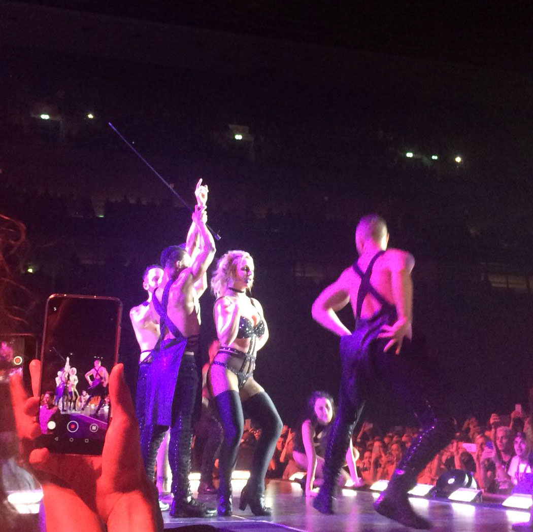 Britney Spears mit Tänzern live auf dem Steg in Berlin