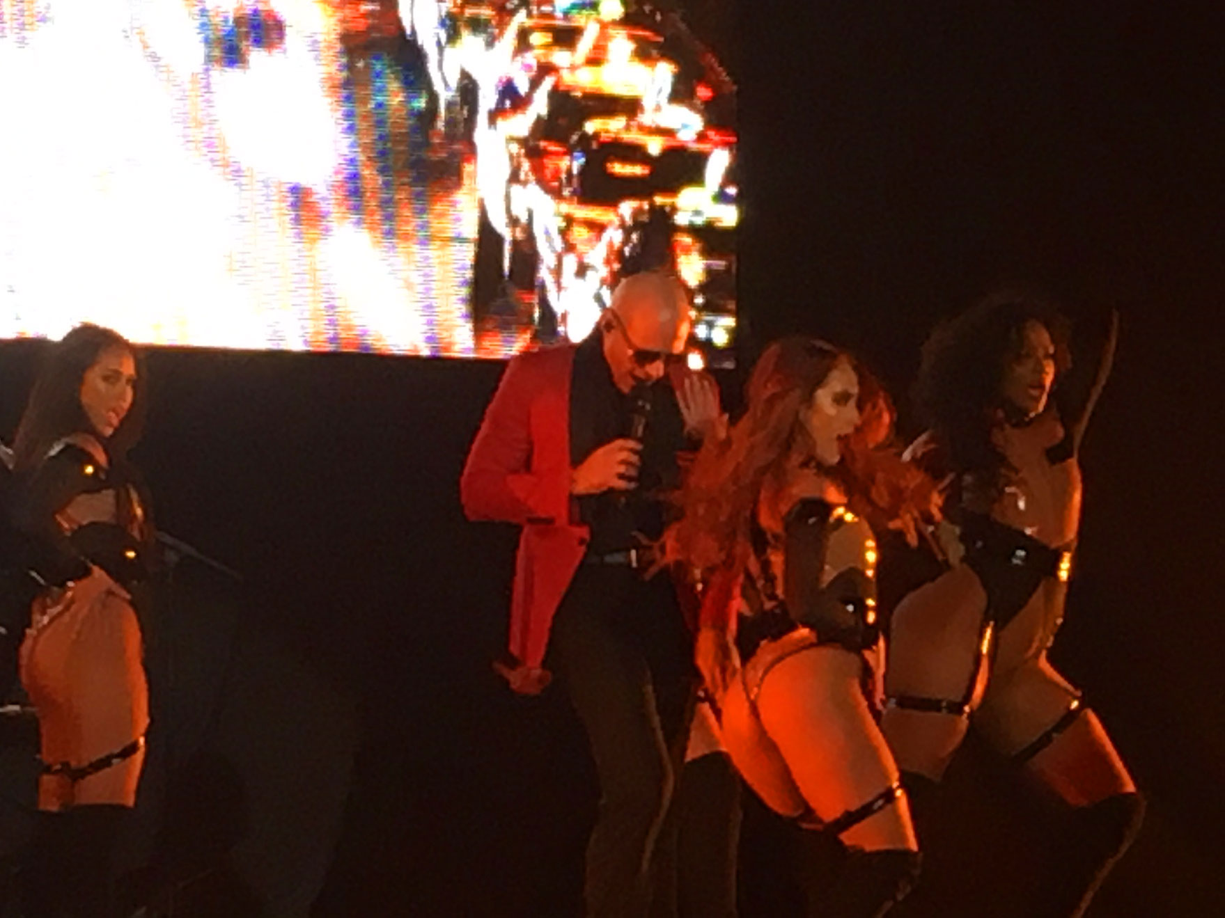 Pitbull ist der Tour Support für Britney Spears in Europa.