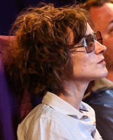 Josefine Rieks schaut sich selbst bei youtube zu.