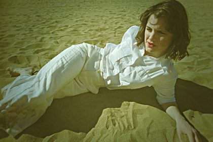 Sophia Kennedy liegt im Sand und tritt bei der Pop Kultur 2018 in Berlin auf.