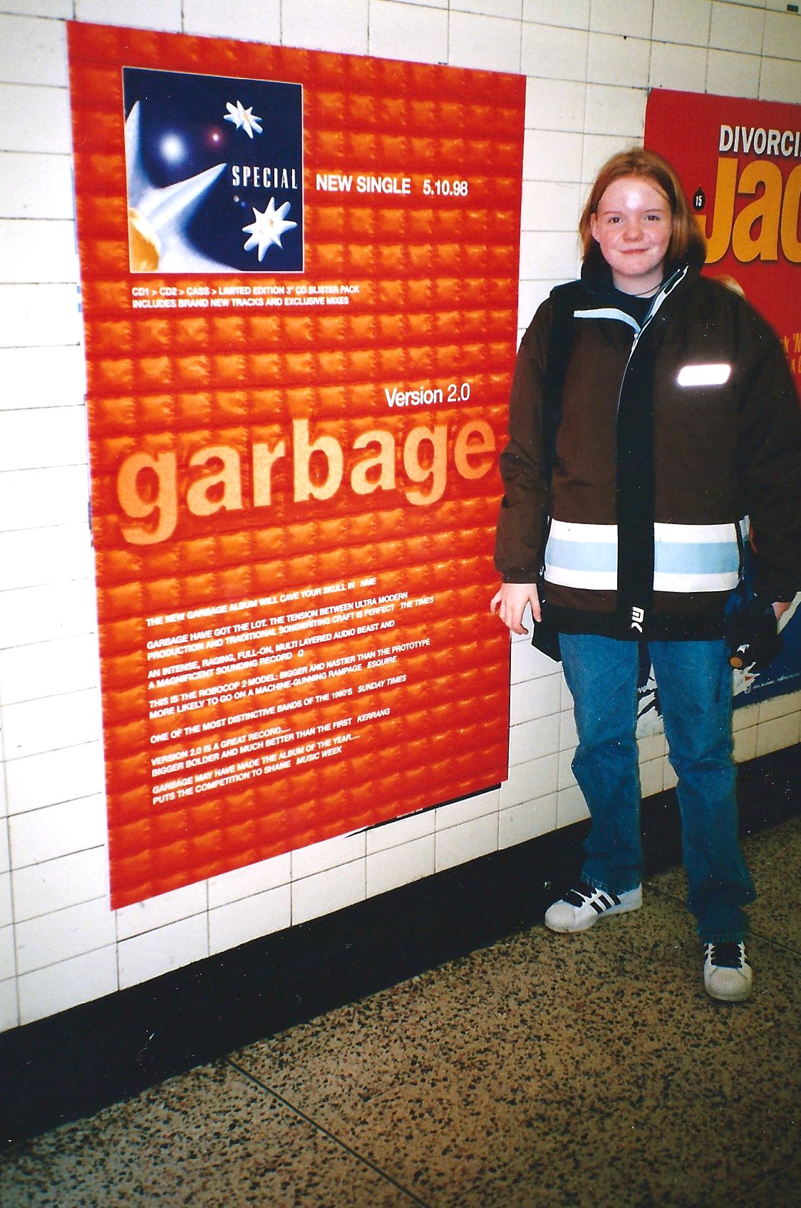 Nina 1998 vor einem Garbage Version 2.0 Plakat in London