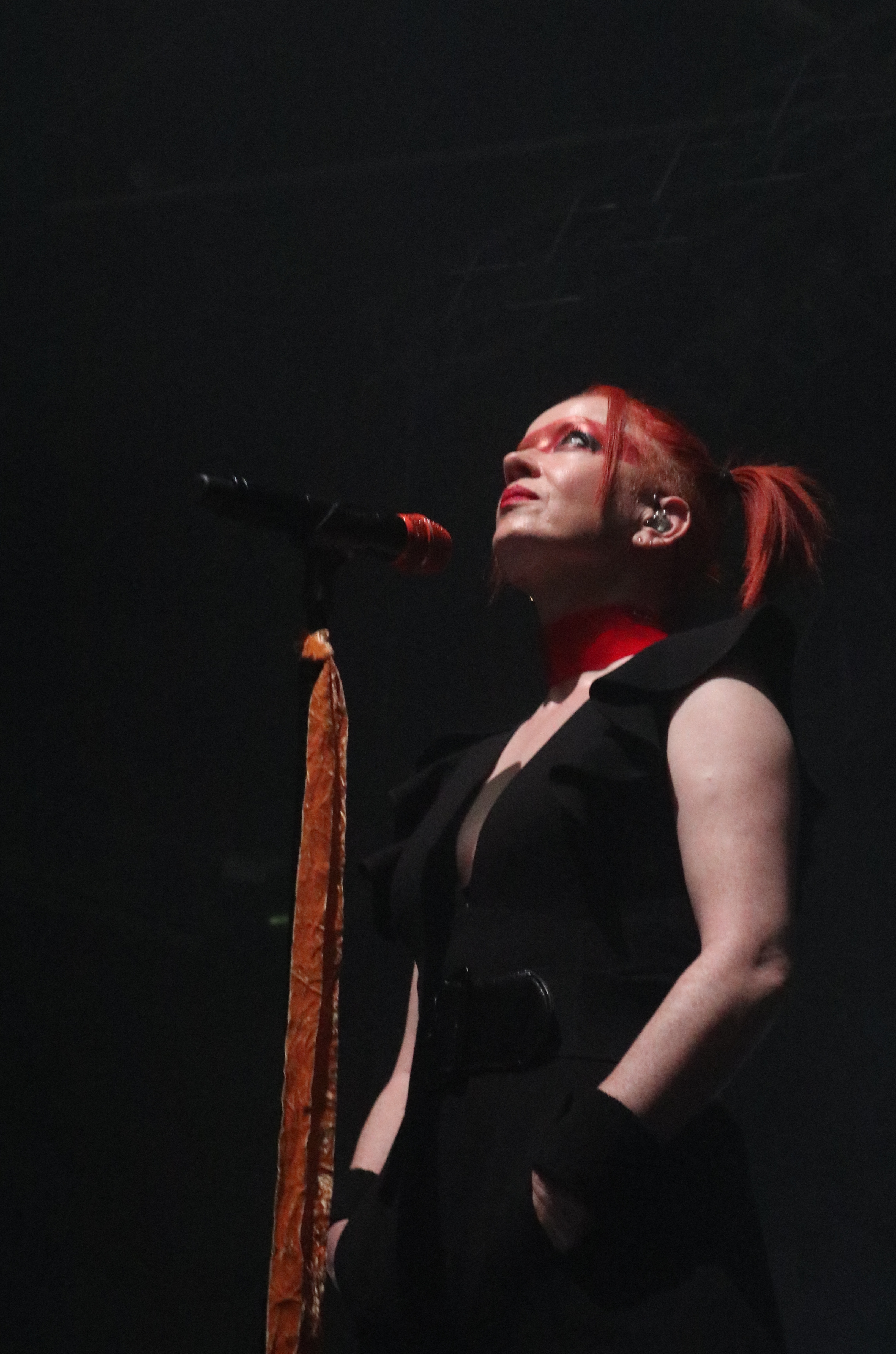 Shirley Manson schaut gen Himmel