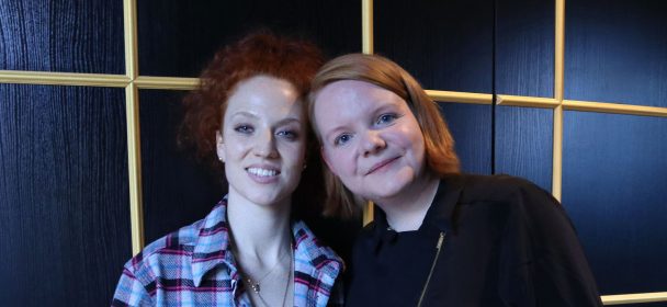 Jess Glynne und Nina von Pop Ate My Heart beim Interview in Berlin. Es ging um Selbstzweifel, Fans und ihr neues Album Always in Between. Copyright: Nina Wüllner