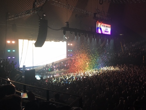 Regenbogen Glitzer beim Kylie Konzert in Berlin. Foto: Pop Ate My Heart