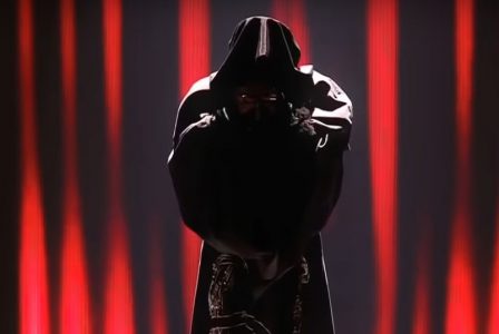 Madonna ist durch einen schwarzen Umhang so verhüllt, das man sie nicht erkennen kann. Sie erinnert an Darth Vader aus Star Wars.