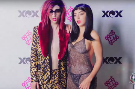 Zu sehen sind Troye Sivan und Charlie XCX verkleidet als Marilyn Manson und Rose McGowan in den 1990ern. Das Bild ist ein Screenshot aus dem Video "1999".