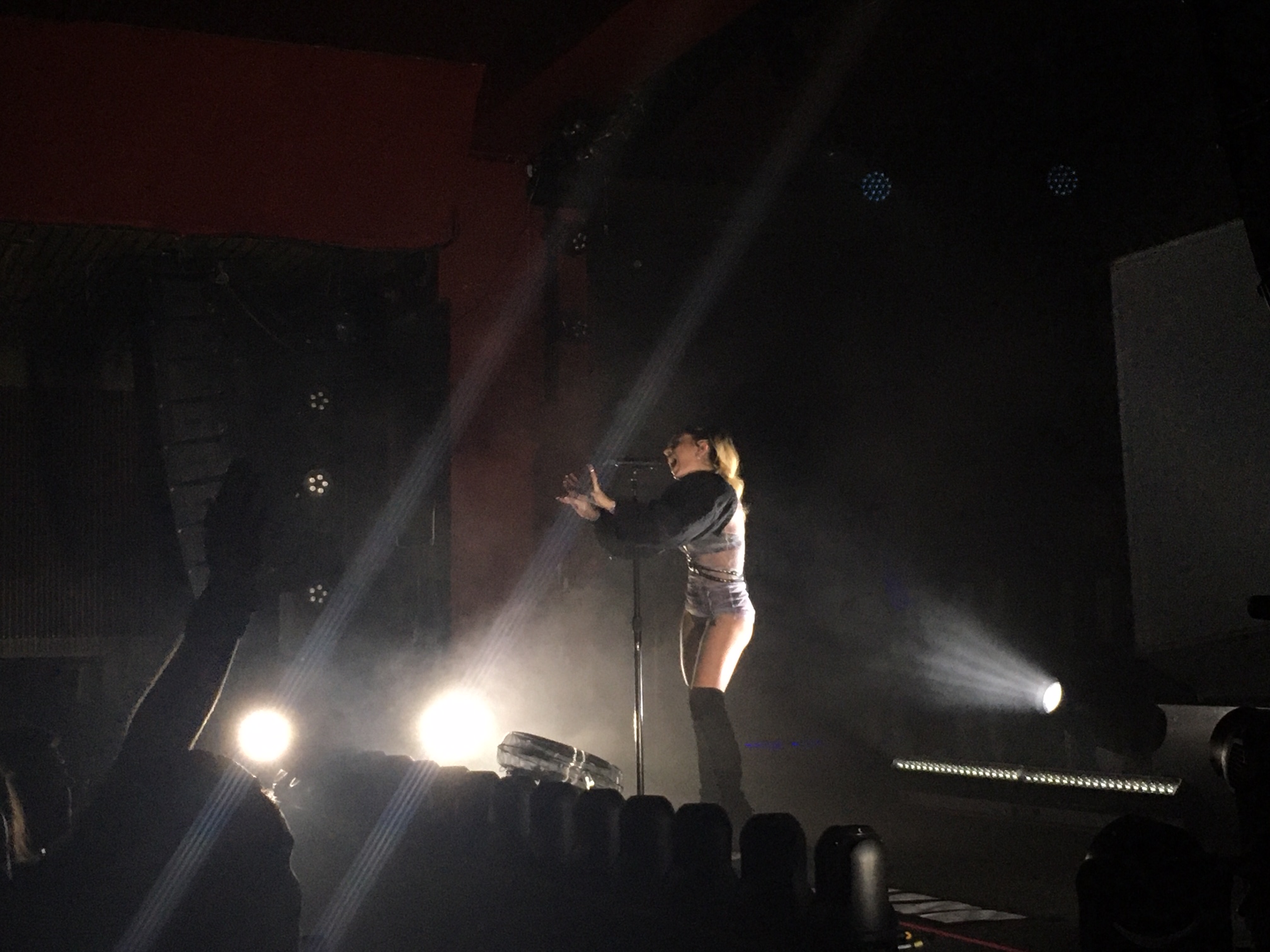 Charli XCX steht in Berlin auf der Bühne