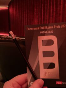 Zu sehen ist eine Abstimmungskarte der Berlinale 2022