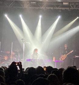 Marina erleuchtet am Keyboard bei ihrem Konzert in Manchester